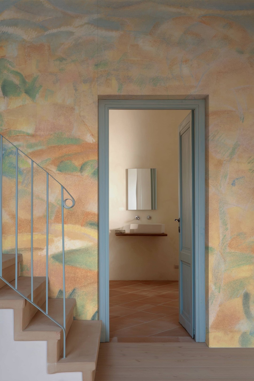 Escalier papier peint Mallorca, ambiance méditerranéenne apaisante