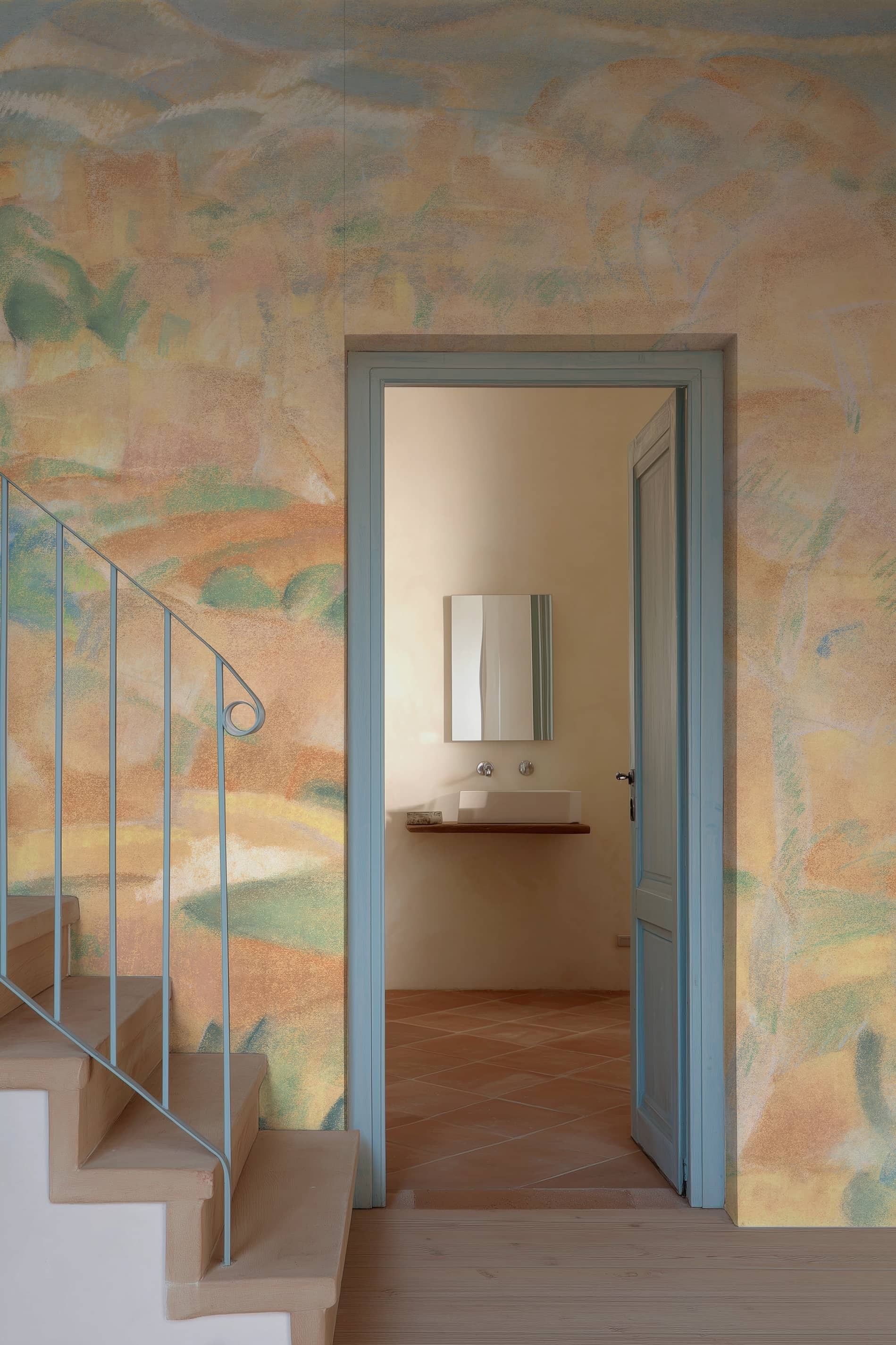 Escalier papier peint Mallorca, ambiance méditerranéenne apaisante
