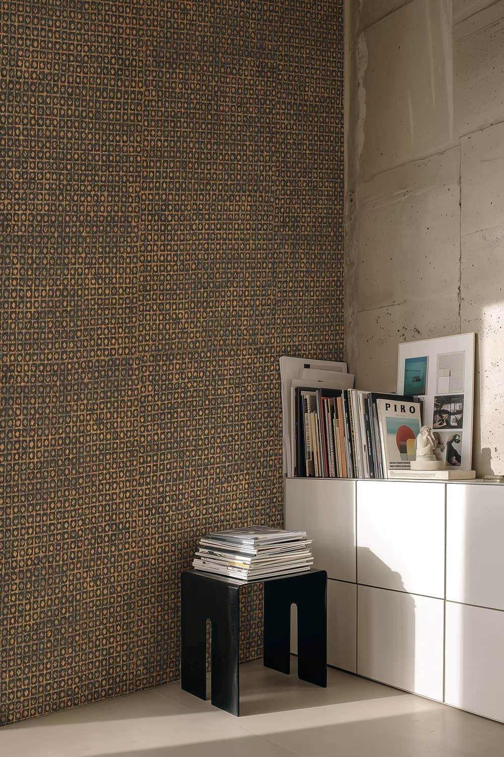 Papier peint Batik dans un coin lecture – Meuble bas, livres et tabouret en bois